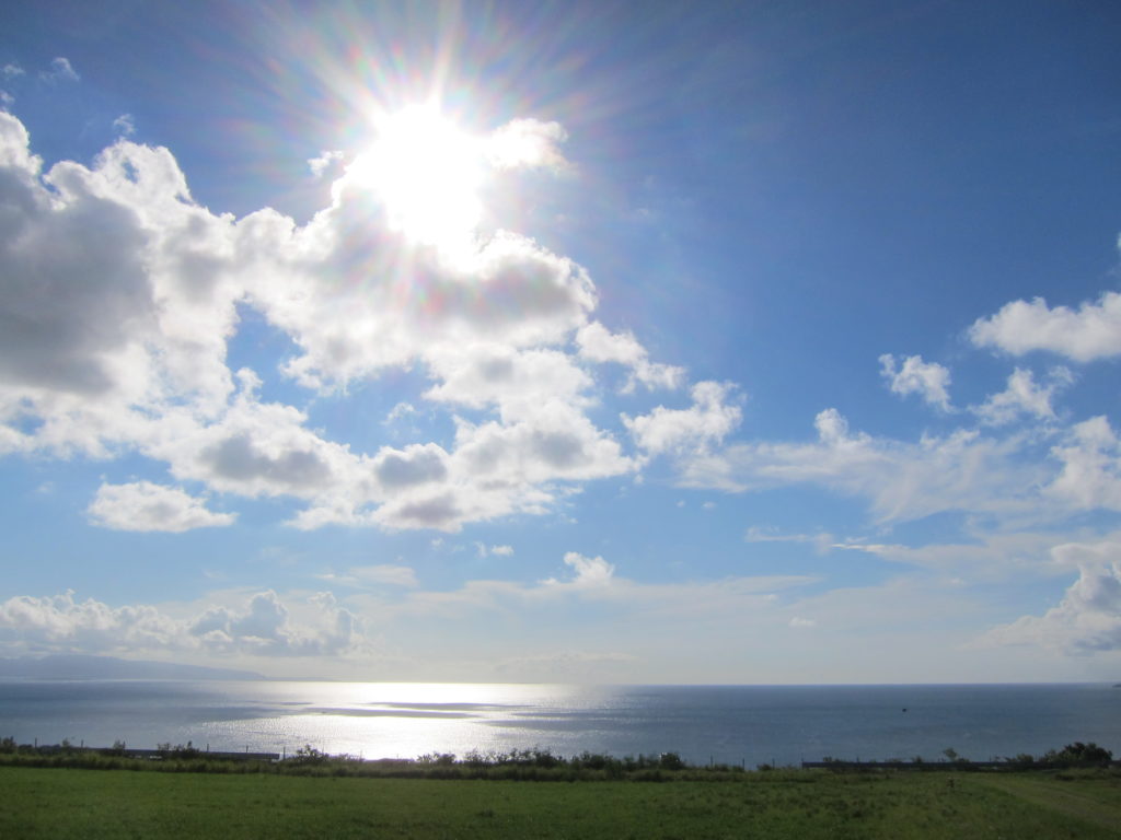 石垣島のサンサンと輝く太陽と海