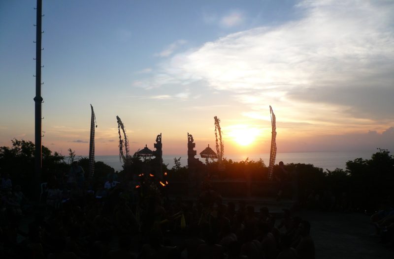 ウルワツ寺院で観た「ケチャ」と海に沈んでいく夕日