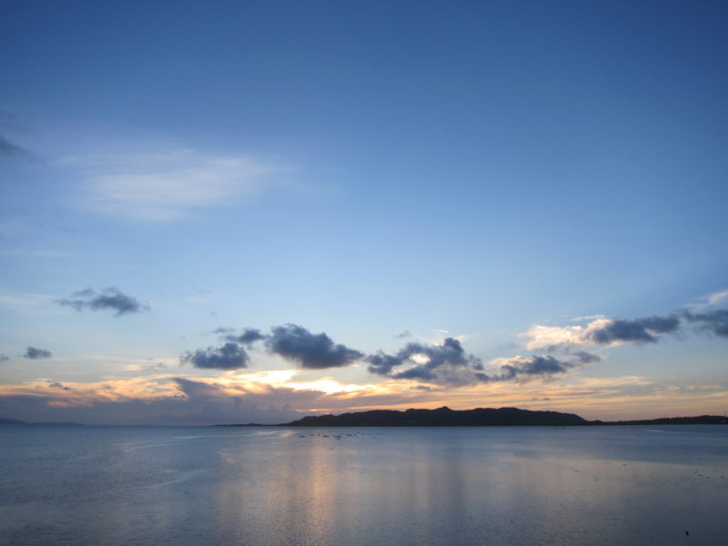 石垣島の海に夕日が沈んでいく様子